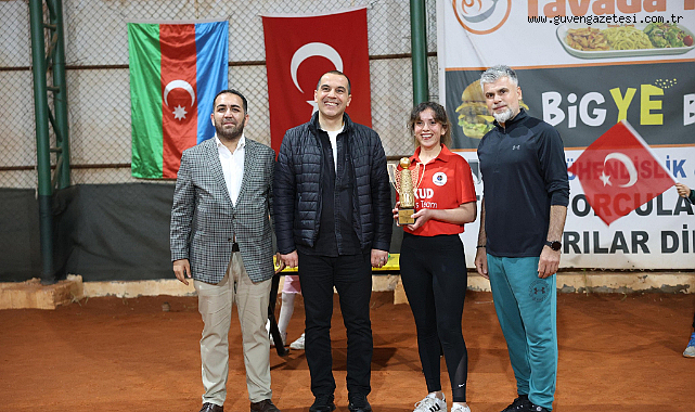 Vali Taşolar Tenis Turnuvası Finalini İzledi