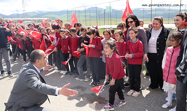 Kervansaraylı Öğrencilerden Vali Taşolar'a Coşkulu Karşılama