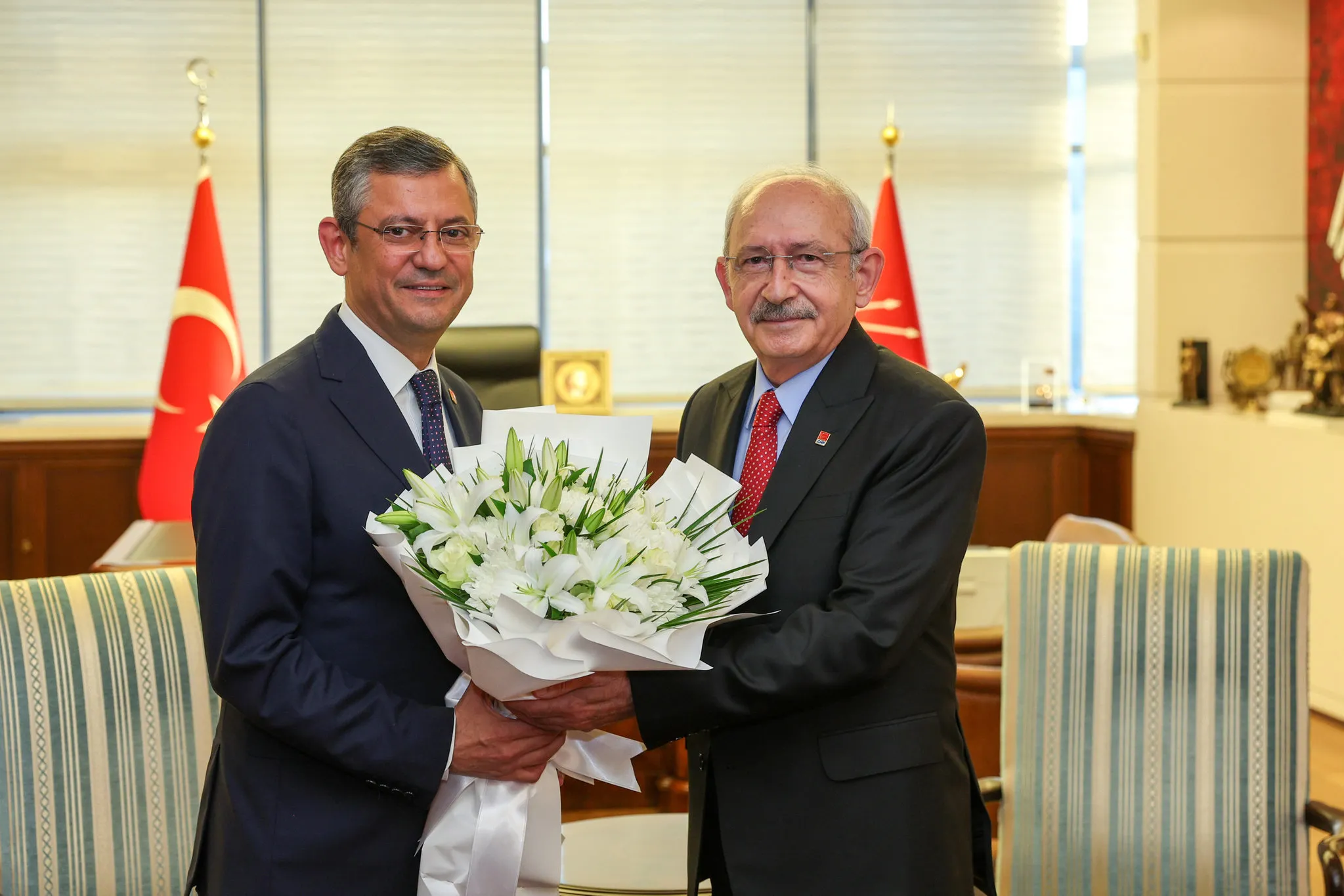 CHP'de olağanüstü hareketlilik! Özel'in "etten duvar" fiyaskosu: Direniş dedi yalnız kaldı