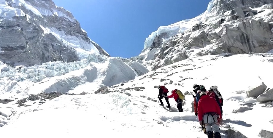 Everest Dağı'na bir günde 274 dağcı tırmanarak rekor kırdı

