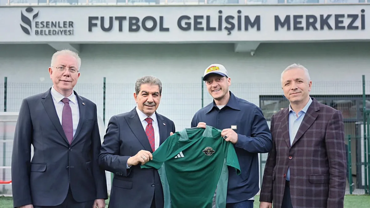 Mesut Özil ‘Esenler Futbol Gelişim Merkezi’ni ziyaret etti