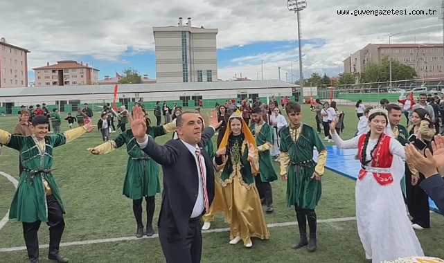 Iğdır'da 19 Mayıs Coşkusu: Vali Taşolar Gençlerle Halay Çekti