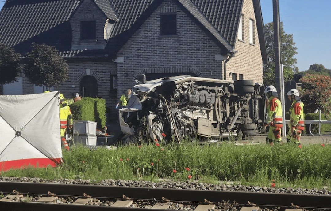Belçika'da tren okul otobüsüne çarptı: 4 ölü