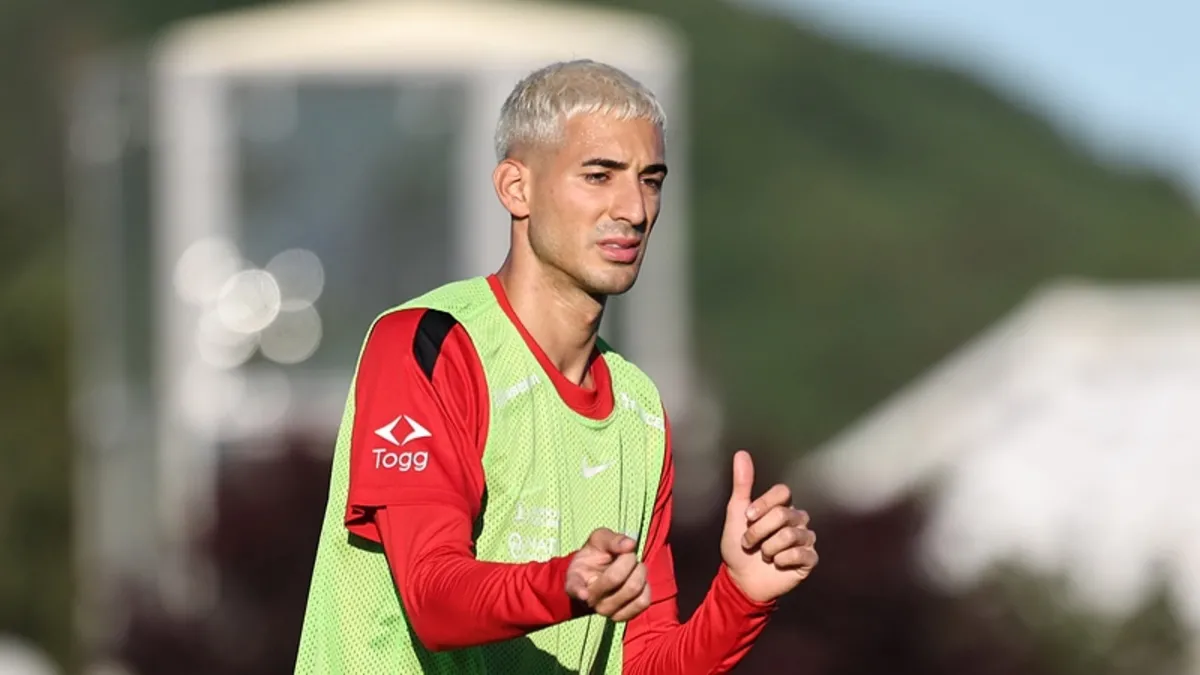 A Milli Futbol Takımı'nda Mert Müldür’ün yeni tarzı dikkat çekti!