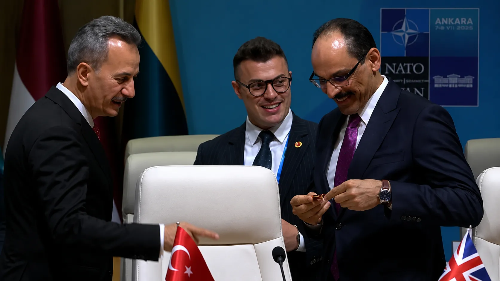 NATO Zirvesi'nde dikkat çeken kare! Başkan Erdoğan'ın kalemi ilgi odağı oldu