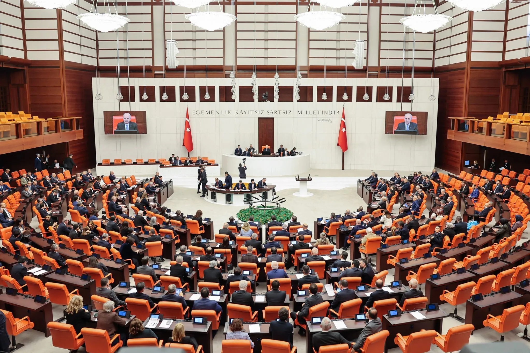 Milyonları ilgilendiren düzenleme Meclis'te! Emekli maaşı teklifinde ilk 7 madde kabul edildi