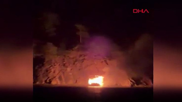 Antalya'da koyda demirli tur teknesi yandı