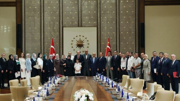 Cumhurbaşkanı Erdoğan, Kahramanmaraş’taki okul saldırısında hayatını kaybeden öğrencilerin aileleriyle görüştü