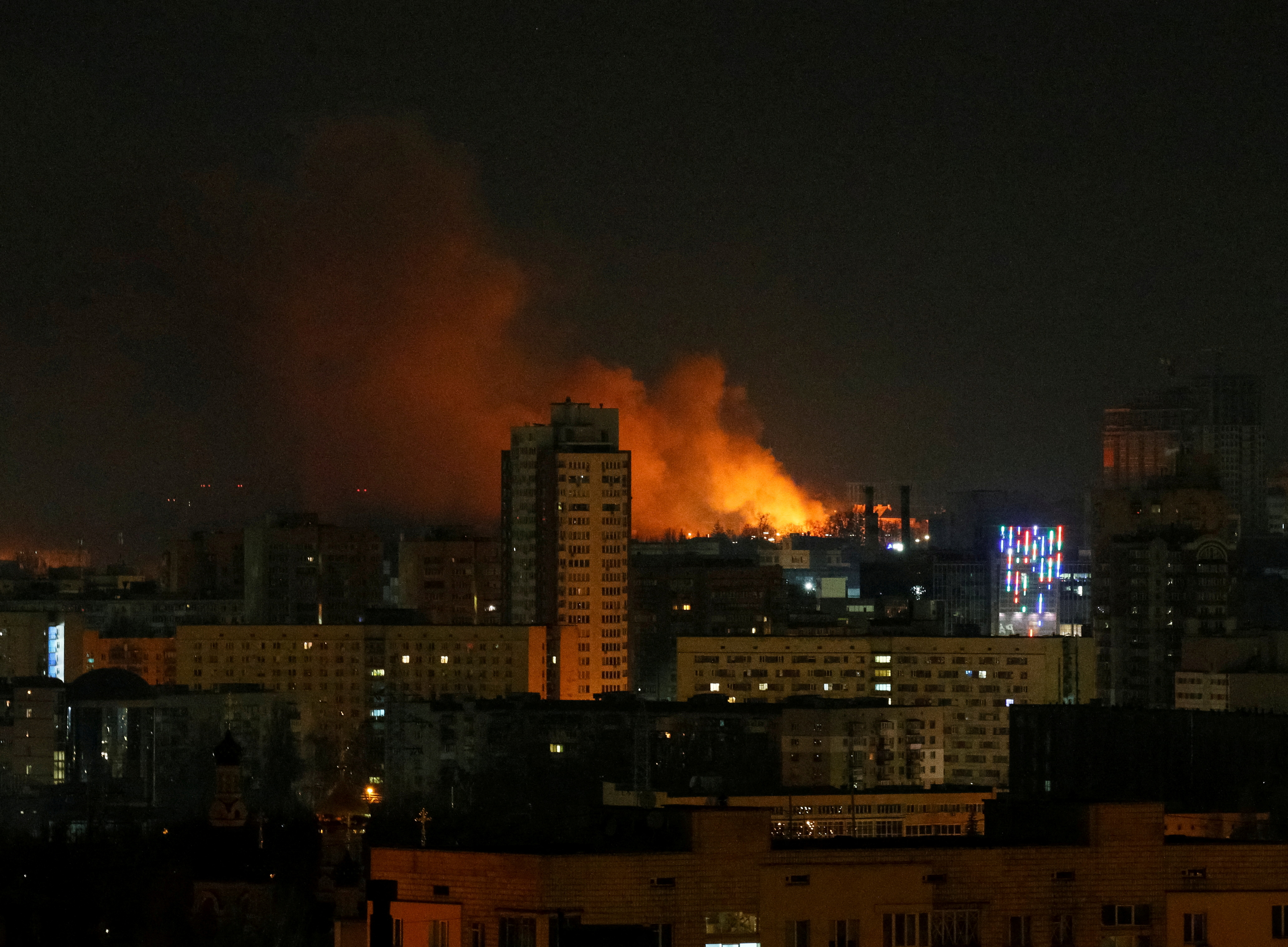 Rusya'dan Kiev'e yoğun hava saldırısı